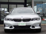 BMW在庫保有台数常時100台以上!ご来店の際はBMW本店(厚木市下荻野140-1)にご来店ください!弊社自慢の全天候型ショールーム!BMW在庫保有台数常時100台以上ございます!