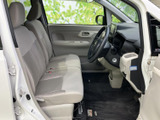 運転しやすいシンプルな内装。視界が広く、操作性にも優れています。快適な運転環境を約束します。日常の足として最適です。