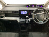 車内は光触媒抗菌消臭施工済です。スタイリッシュなデザインでスポーティなインパネ周りを演出します。グローブボックスやカップホルダーのほかにトレーなどたくさんの収納スペースが付いています。
