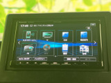 多彩な機能を備え、快適なドライブをサポート。Bluetooth接続でワイヤレス音楽再生も可能です。使いやすいインターフェースで、スムーズな操作感を実現しています。