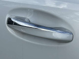 メルセデス・ベンツのボディ構造には衝撃吸収スペースをわざと確保することで万が一ぶつかった際の衝撃を瞬時に逃がします。さらにその中には頑丈なフレームがあり車内に危険物が侵入しない構造になっております。