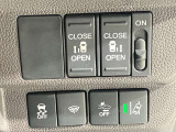 運転席側から両側スライドドアの開閉ができます