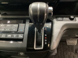 CVT車のセレクトレバーです。低速から高速まで、変速ショックのないスムーズな走りを実現するとともに、エンジン効率のよい領域を維持することで燃費にも貢献します。