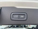 【パワーバックドア】スマートキーや運転席のボタンを押すだけでリアゲートが自動で開閉します!荷物を持っている時や、高い位置にあるバックドアを閉める際に便利な機能です。