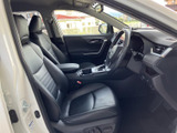 広々とした室内空間が、快適なドライブを約束します。運転席からの眺めは良好で、周囲の状況をしっかり確認できます。