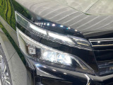 【LEDヘッドライト】悪天候や夜間走行時も良好な視界を確保し安心して運転できる高輝度LEDヘッドライトを装備!点灯速度が早く、消費電力も抑えられています。