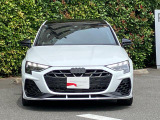 Audiデザインの特徴であるシングルフレームグリルが存在感を主張します。