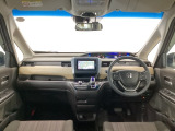 【前方視界】開放的な前方視界!運転がしやすく疲れにくいです♪窓が大きく、見通しがとっても良いおクルマですよ♪