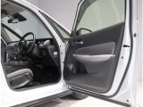 運転席・助手席ドアは開口範囲が広く、とても乗りやすいですよ!収納スペースもあります!