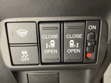 リアドアは乗り降りに便利な両側電動スライドドアです。また運転席に座っていながらスイッチ操作で自在にスライドドアを開け閉めできます。またHondaセンシング用のVSA解除スイッチも装備しています。