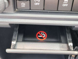 運転席と助手席の間に小物入れとしてもお使いいただける収納スペースを備えています。