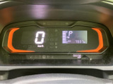 視認性の高いメーター類が、運転に必要な情報を的確に伝えます。シンプルで分かりやすい表示で、運転に集中できます。