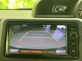 後方状況をモニターで確認できるので、安全な運転をサポートします。狭い道や駐車時にも、周囲の状況を把握しやすくなっています。安心装備です。