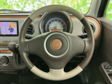 握りやすいステアリングは、運転操作をスムーズに行えます。快適なドライビングポジションを実現し、長距離運転も疲れにくいでしょう。