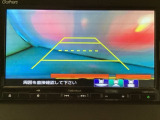 バックでの車庫入れも安心です! リアカメラが付いているバックモニター付のナビを装備しております。操作線もついており距離感も画面から確認できます。