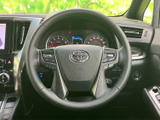 握りやすいステアリングは、運転操作をスムーズに行えます。操作性にも優れ、快適なドライビングをサポートします。