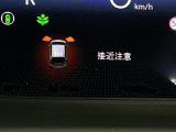 パーキングセンサーシステムは走行中に障害物が迫ると音と表示でお知らせ、低速走行時時の安心感を高めます