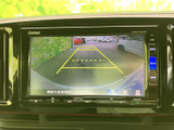 後続車両の状況を確認できるモニターは、駐車時の安全性を高め、狭い場所でもスムーズな運転をサポートします。