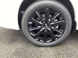 ブラックメタリック塗装のアルミホイールはXD専用です。タイヤサイズハ235/50R20です。