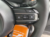 【クルーズコントロール】アクセル操作なしで一定速度を保つ機能。先行車との距離を自動調整する追従型が主流で、高速走行時の疲労を劇的に軽減します。長距離移動が多いお客様への商談では必須の快適装備です。