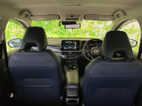 運転席からの視界は広く、運転操作もスムーズに行えます。上質な素材が、ドライバーを優しく包み込みます。快適なドライブをサポートします。