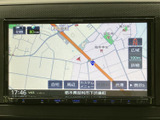 見やすい地図表示で、目的地への道案内をスムーズに行います。渋滞情報も確認でき、最適なルートを選択できます。