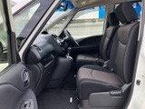 運転しやすい視界と、操作しやすい配置が特徴。快適な運転をサポートする、機能的な空間です。