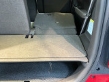 載せるものに合わせて、自由自在にシートを調整。長めの荷物も、大きな買い物も、工夫次第でスッキリ収まります。使い方次第で楽しみが広がる空間です。