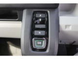 Honda軽で初採用のエレクトリックギアセレクター。後退するRは引き、前進するD/Bは押す、感覚にマッチした操作感。
