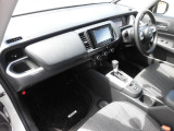 水平基調のインパネは運転者の広い視覚を確保しています。右左折時に歩行者の存在を気づきやすい工夫もされています。
