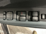 狭い駐車場で便利な電動格納ドアミラーが付いています。