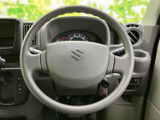 握りやすい形状で、運転姿勢をサポート。操作性にも優れ、快適なドライビングをサポートします。長距離運転でも疲れにくい設計です。
