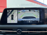 上空から見下ろしているかのような映像をディスプレイに映し出し、スムースな駐車をサポートします。画面は「トップビュー」のほか「サイドブラインドビュー」への切り換えが可能。ますます安心です