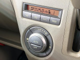 【オートエアコン】一度お好みの温度に設定すれば、車内の温度を検知し風量や温度を自動で調整。暑い&hellip;寒い&hellip;と何度もスイッチ操作をする必要はありません。快適な車内空間には必須の機能ですね♪