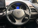 インテリアに合わせたデザインのステアリングは、運転される方のことも考え、運転しやすい形状、大きさです。是非一度、実際に触ってお確かめください。