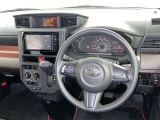 運転席まわりです。 各操作スイッチは使いやすい位置に配置されてます。