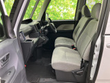 運転席からの視界は良好で、運転操作もスムーズ。快適なドライビングをサポートする、使いやすい空間です。安全運転をサポートします。