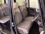 女性でも運転がしやすいようにシートの高さ調整機能(シートリフター)がついています。座面も厚みがあり背もたれも高く、ゆったりくつろいでお乗りいただけるシートです。
