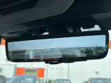 【スマートリヤビューミラー】後席の大きな荷物や同乗者で後方が確認しづらい時でも安心!カメラが撮影した車両後方の映像をルームミラー内に表示。クリアな視界で状況の確認が可能です!