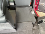 リアシートは簡単に倒すことができるので、ラゲッジルームも広がります。
