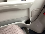 ドアにもドリンクホルダーが付いています。