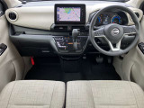 運転席まわりは機能的にまとまっています。足元が広々のインパネATです♪