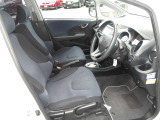 運転席も広いので毎日の運転も快適です(*&acute;з`)