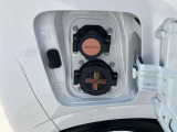 充電口は車体右側後方に装備しています。上側が普通充電口、下側は急速充電口になっております。