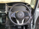 ステアリングスイッチでオーディオ各種操作が可能で、運転に集中できます。安心・安全・快適なドライブをお楽しみいただけます。