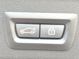 ●電動リアゲート:ワンタッチでリアゲートの開閉ができ、荷物などで両手が塞がっている状態でも簡単に開閉ができる便利機能です。