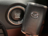 【スマートキー&プッシュスタート】ドアハンドルを軽く握るだけでドアロックを解錠でき、施錠はドアハンドルのロックスイッチを押すだけでブレーキを踏みながらエンジンスイッチを押すだけで、エンジンが始動!