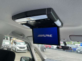 後席でゆっくりTVを見てくつろぐ事ができます、後席モニター付き。(中古車保証対象外)