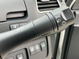 操作しやすい位置に配置されたウインカーレバー。直感的に操作でき、安全な車線変更をサポートします。運転の信頼性を高めます。