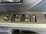パワーウィンドウスイッチで運転席から全席の窓の開閉ができます♪